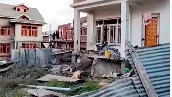 ഭീകരതയുടെ വേരറുക്കാന്‍ ഇന്ത്യ; എല്‍ഇടി കമാന്‍ഡര്‍ ഉള്‍പ്പെടെ അഞ്ച് തീവ്രാദികളുടെ വീടുകള്‍ നിലംപരിശാക്കി