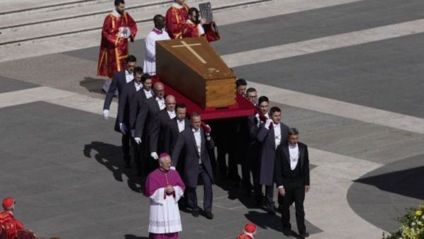 ഇനി ജനഹൃദയങ്ങളില്‍; മാര്‍പാപ്പയുടെ സംസ്‌കാരച്ചടങ്ങുകള്‍ പുരോഗമിക്കുന്നു