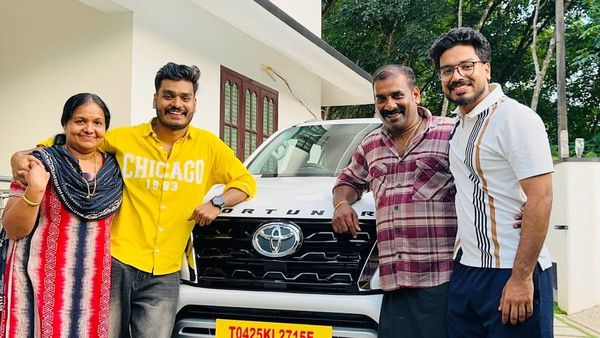 പിണക്കം തീർന്നു, അമ്മയേയും അച്ഛനേയും കൊച്ചുവിനേയും ചേർത്തുപിടിച്ച് പ്രവീൺ; വീഡിയോയിൽ മൃദുലയില്ല..