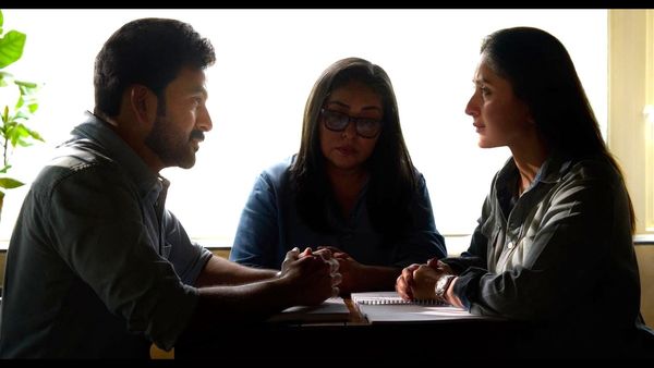 'കണ്ണില്‍ കണ്ണില്‍ നോക്കി പൃഥ്വിയും കരീന കപൂറും'; രാജുവിനെ ഇനി പിടിച്ചാല്‍ കിട്ടില്ല: ഫേസ്ബുക്ക് കുറിപ്പ്