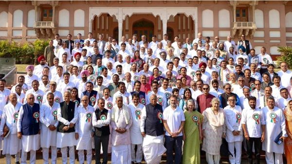 നമ്മുടെ സർദാർ; സർദാർ വല്ലഭായ് പട്ടേലിന്റെ പാരമ്പര്യം വീണ്ടെടുക്കാൻ പ്രമേയം പാസാക്കി കോൺ​ഗ്രസ്