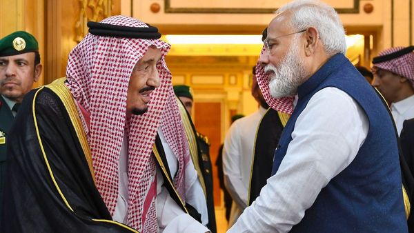 സൗദി അറേബ്യ രണ്ടുംകല്‍പ്പിച്ച്, എണ്ണവില കുത്തനെ കുറച്ചു; ഇന്ത്യയ്ക്ക് വന്‍ നേട്ടം, വിപണി തന്ത്രം