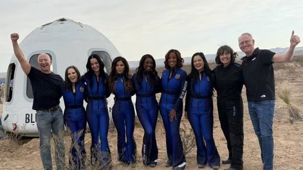 പോപ്പ് ​ഗായിക അടക്കം 6 വനിതകൾ, ചരിത്രം; വനിതകൾ മാത്രമടങ്ങുന്ന ബഹിരാകാശ ദൗത്യം വിജയം..