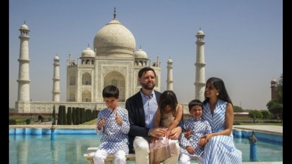 താജ്മഹലിന് മുന്നില്‍ നിന്ന് ജെഡി വാന്‍സിന്റെ കുടുംബചിത്രം; ഇലോണ്‍ മസ്‌ക് കമന്റിട്ടത് ഇങ്ങനെ