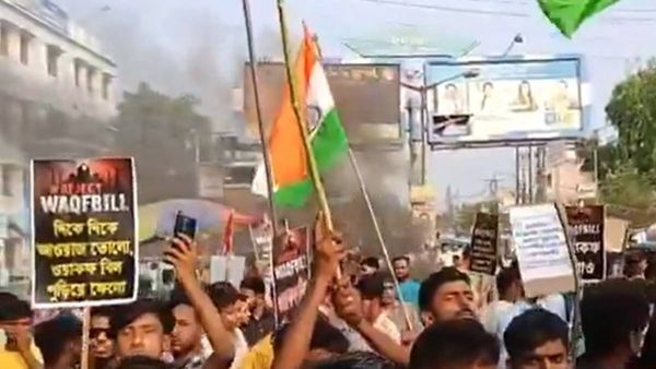 ബംഗാളിൽ പ്രതിഷേധം വ്യാപിക്കുന്നു, സൗത്ത് 24 പർഗാനയിൽ വാഹനങ്ങൾക്ക് തീയിട്ടു, പോലീസുകാർക്ക് പരിക്ക്