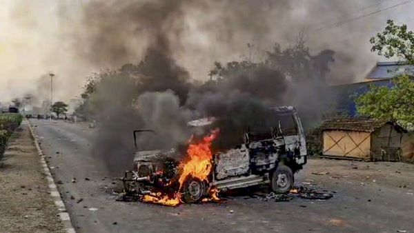 വഖഫ് നിയമെത്തിനെതിരായ പ്രതിഷേധം ബംഗാളില്‍ അക്രമാസക്തമായി: പൊലീസ് ജീപ്പുകള്‍ കത്തിച്ചു