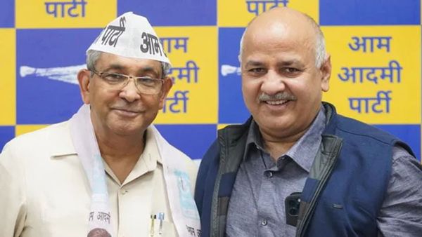ആം ആദ്മി പാര്‍ട്ടിക്ക് കനത്ത തിരിച്ചടി, 15 കൗണ്‍സിലര്‍മാര്‍ പാര്‍ട്ടി വിട്ടു, ഇനി പുതിയ പാര്‍ട്ടിക്കൊപ്പം