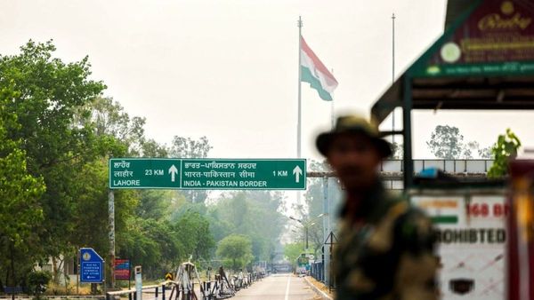 അട്ടാരി-വാഗ അതിര്‍ത്തി പൂര്‍ണമായും അടച്ചു; കുടുങ്ങിക്കിടക്കുന്നത് നിരവധി പേര്‍