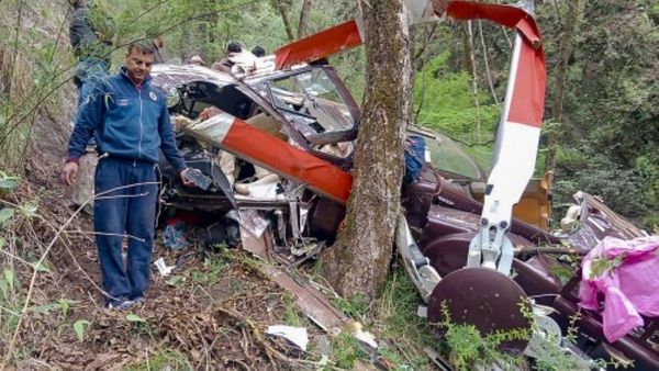 ഉത്തരാഖണ്ഡില്‍ ഹെലികോപ്റ്റര്‍ കൊക്കയിലേക്കു തകര്‍ന്നുവീണ് അഞ്ച് തീര്‍ത്ഥാടകരും പൈലറ്റും മരിച്ചു