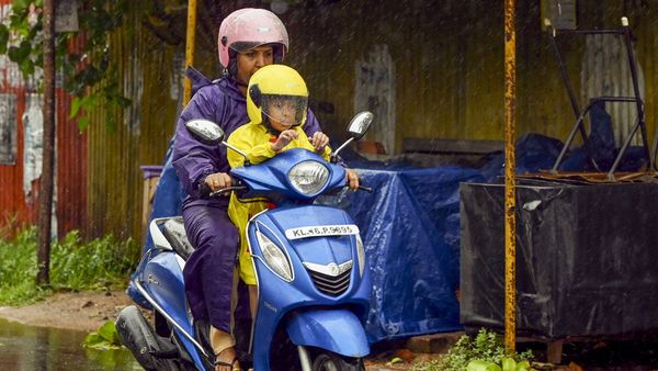 തോരാ മഴ തുടരും: റെഡ് അലർട്ട് നാലില്‍ നിന്നും എട്ട് ജില്ലകളിലേക്ക്; മൂഴിയാർ ഡാം തുറന്നു