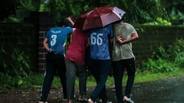 കനത്ത മഴ; ഈ ജില്ലകളിലെ വിദ്യാഭ്യാസ സ്ഥാപനങ്ങൾക്ക് വെള്ളിയാഴ്ച അവധി