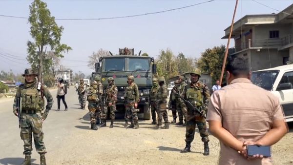 മണിപ്പൂരില്‍ വീണ്ടും സംഘര്‍ഷം; അഞ്ച് ജില്ലകളില്‍ ഇന്റര്‍നെറ്റ് നിരോധിച്ചു, ഒരിടത്ത് കര്‍ഫ്യൂ