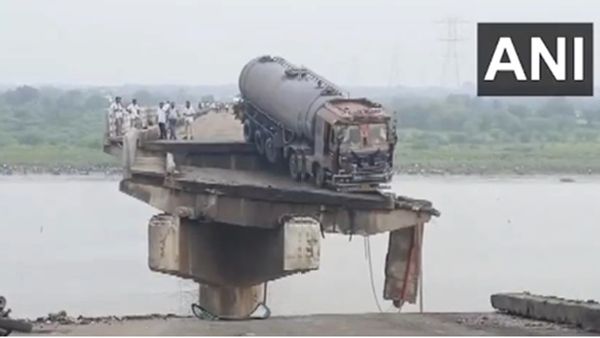 ഗുജറാത്തിൽ പാലം തകർന്നു; വാഹനങ്ങൾ നദിയിലേക്ക് വീണ് 9 മരണം