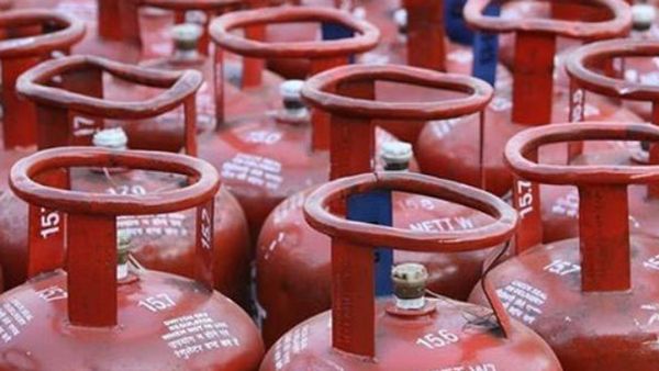 ആശ്വാസം.. പാചകവാതക വില കുറച്ച് എണ്ണ കമ്പനികള്‍, സിലിണ്ടറില്‍ 33.50 രൂപയുടെ കുറവ്