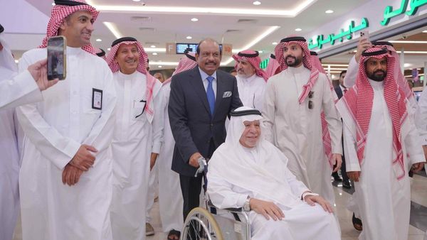 ഒരേയൊരു യൂസഫലി: വീല്‍ചെയറില്‍ എത്തിയ സ്ഥലം ഉടമയെ കണ്ടതും.. ; ലുലു സ്റ്റോറിലെ വൈറല്‍ ദൃശ്യങ്ങള്‍