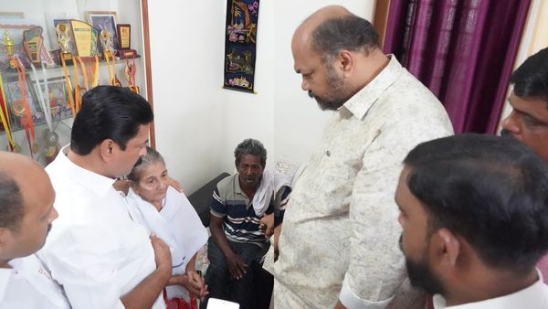 'സംസ്ഥാന സർക്കാർ കൂടെയുണ്ട്'; ഛത്തീസ്ഗഢിൽ അറസ്റ്റ് ചെയ്യപ്പെട്ട കന്യാസ്ത്രീകളുടെ വീട് സന്ദർശിച്ച് മന്ത്രിമാർ