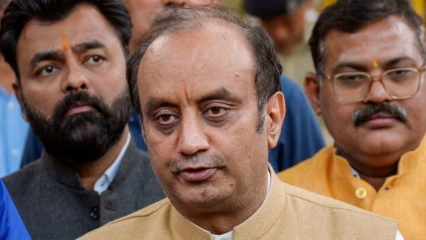 ദേശീയ പതാകയിലെ അശോക ചക്രം ഹിന്ദു ചിഹ്നം; ലൗ ജിഹാദ് ആദ്യം പറഞ്ഞത് വിഎസ്- ബിജെപി എംപി