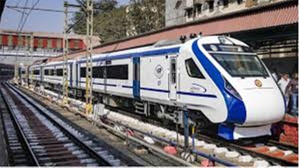 വന്ദേഭാരത് എത്തുന്നു, ഒന്നും രണ്ടുമല്ല നാലെണ്ണം..ഇനി കുതിക്കാം, 9 മണിക്കൂർ യാത്ര 7 മണിക്കൂറായി കുറയും