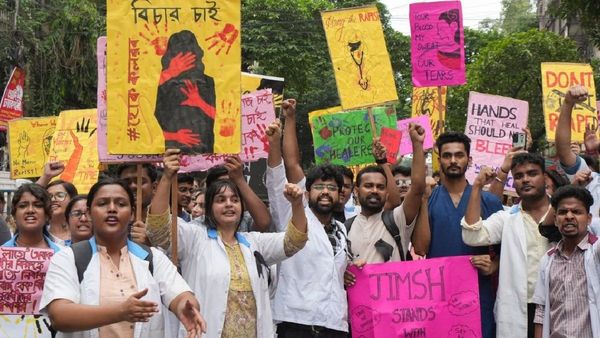 കൊൽക്കത്ത ആർജി കാർ ബലാത്സംഗ കൊലപാതക കേസ്; ഒരു വർഷം പിന്നിട്ടു, നീതി തേടിയുള്ള മാർച്ചിൽ സംഘർഷം
