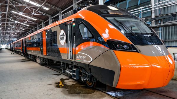 വന്ദേഭാരത് എക്‌സ്പ്രസിലെ കൊമ്പന്‍ ഇതാണ്; പക്ഷേ, ടിക്കറ്റ് പൊള്ളും, വേഗത 73 കിലോമീറ്റര്‍