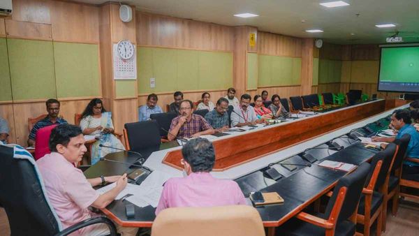 മഴ മാറിയാല്‍ റോഡുകളുടെ അറ്റകുറ്റപണി പൂര്‍ത്തിയാക്കണമെന്ന് മന്ത്രി മുഹമ്മദ് റിയാസ്; പാലം അപകടം അന്വേഷിക്കും