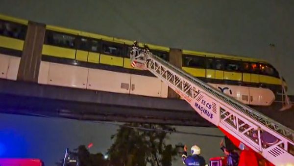 400 യാത്രക്കാരുമായി മുംബൈ മോണോറെയില്‍ ട്രെയിന്‍ പാലത്തിന് മുകളില്‍ കുടുങ്ങി, യാത്രക്കാര്‍ സുരക്ഷിതര്‍