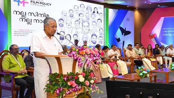 കള്ളം പറഞ്ഞ് കേരളത്തെ മോശമായി ചിത്രീകരിച്ച സിനിമക്കും ദേശീയ അവാർഡ്: കോൺക്ലേവ് ഉദ്ഘാടനം ചെയ്ത് മുഖ്യമന്ത്രി