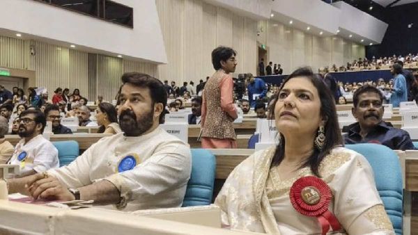 പരമോന്നത പുരസ്‌കാരം ഏറ്റുവാങ്ങി മോഹന്‍ലാല്‍; കൈയടിച്ച് ഷാരൂഖ്; അഭിമാനമായി ഉര്‍വശിയും വിജയരാഘവനും
