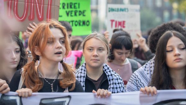 മൂട്ട നിറഞ്ഞ മുറിയില്‍ ഇരുത്തി; വെള്ളം പോലും തന്നില്ല, വലിച്ചിഴച്ചു, 22കാരി തന്‍ബര്‍ഗ് നേരിട്ടത്