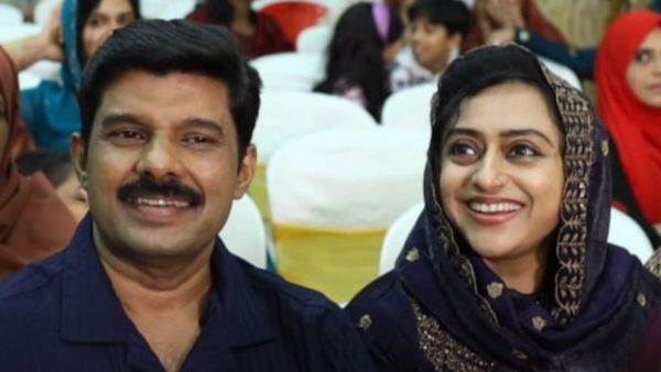 'വാപ്പിച്ചിയെ ചേര്‍ത്തുപിടിച്ച് ഇത്തവണയും ഉമ്മിച്ചി തൈ നട്ടു; ലോകത്താരും ഇത്ര പ്രണയിച്ചിട്ടുണ്ടാകില്ല'