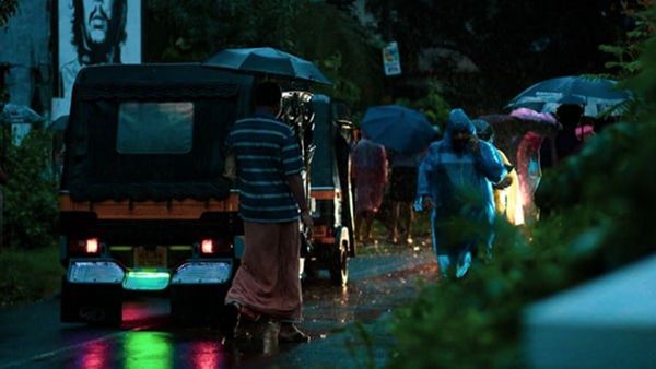 മഴ കനക്കും; ഈ 12 ജില്ലകളിലും ജാഗ്രത മുന്നറയിപ്പ്..ബുധനാഴ്ച 5 ജില്ലകളിൽ അതിശക്തമായ മഴ