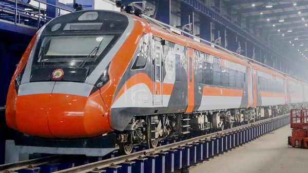 വന്ദേഭാരത് എക്‌സ്പ്രസില്‍ 13 മണിക്കൂര്‍ യാത്ര; 17 സര്‍വീസ് മാത്രം, തിരഞ്ഞെടുപ്പ് ഉല്‍സവകാലം