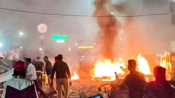 ഡല്‍ഹിയില്‍ സ്‌ഫോടനം... പൊട്ടിത്തെറി കാറിനുള്ളില്‍, സംഭവം ചെങ്കോട്ട മെട്രോ സ്‌റ്റേഷന് സമീപം