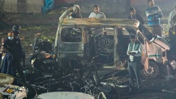 ഡൽഹി സ്ഫോടനം; സ്ഫോടനകുഴികളോ, ചീളുകളോ കണ്ടെത്താനായിട്ടില്ല..അന്വേഷണം ഊർജിതം