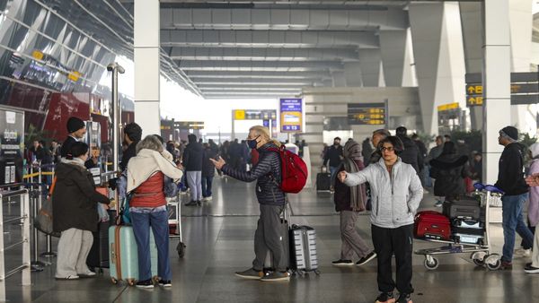 ഡൽഹി ഇന്ദിരാഗാന്ധി വിമാനത്താവളത്തിൽ എടിസി സാങ്കേതിക തടസം; നൂറ് കണക്കിന് വിമാനങ്ങൾ വൈകി