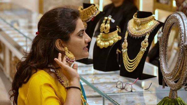 2026 ല്‍ സ്വര്‍ണവില എവിടെ എത്തും..? കൂടുമെന്നുറപ്പ്... ആഗോള ബാങ്കുകളുടെ പ്രവചനം ഇങ്ങനെ