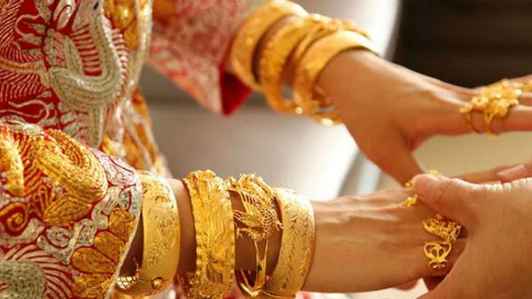 സ്വര്‍ണവില ഇടിയുന്നു... ഇനിയും കുറഞ്ഞേക്കാം; അവസരം മുതലാക്കി ദുബായ് ഷോപ്പര്‍മാര്‍