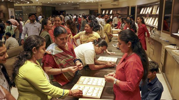 സ്വർണ വില കുതിച്ചു; ഇടിഞ്ഞ് ഇന്ത്യന്‍ ആഭരണ നിർമ്മാണ മേഖല: കയറ്റുമതിയിലും ഇറക്കുമതിയിലും കുറവ്