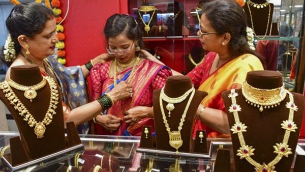 സ്വർണ വില ഡിസംബറില്‍ ഇനിയും കുറയുമോ? എന്തായാലും അടുത്ത വർഷം കുതിപ്പ് തന്നെ
