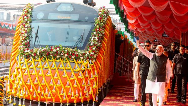 വന്ദേഭാരത് എക്‌സ്പ്രസ് കാലി; 300ല്‍ അധികം സീറ്റുകളില്‍ ആളില്ല, ഉദ്ഘാടനം കഴിഞ്ഞ് ദിവസങ്ങള്‍ മാത്രം