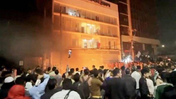 ഇന്ത്യാവിരുദ്ധ നേതാവിന്റെ മരണം; ബംഗ്ലാദേശില്‍ കലാപം; ഇന്ത്യന്‍ നയതന്ത്ര കാര്യാലയങ്ങള്‍ക്ക് നേരെ കല്ലേറ്