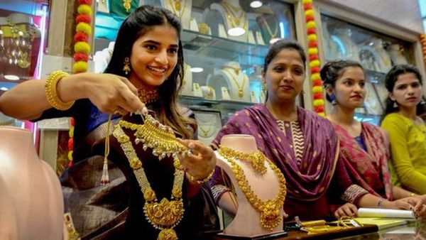 ഇന്ത്യയില്‍ ഇന്ന് സ്വര്‍ണവില കുറഞ്ഞു... എന്നിട്ടും ദുബായില്‍ സ്വര്‍ണം പിടിവിട്ട് പറക്കുന്നു, കാരണമിത്
