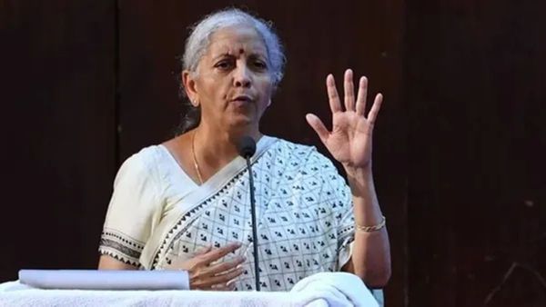 എൽഐസിയുടെ നിക്ഷേപങ്ങളിൽ ഇടപെടാറില്ല; അദാനി ഗ്രൂപ്പിലെ നിക്ഷേപം എസ്‌ഒ‌പി അനുസരിച്ച്; ധനമന്ത്രി