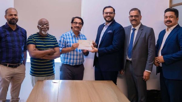 കൊച്ചി ബിനാലെയ്ക്ക് യൂസഫലിയുടെ ധനസഹായം; ഒരു കോടി രൂപയുടെ ചെക്ക് കൈമാറി