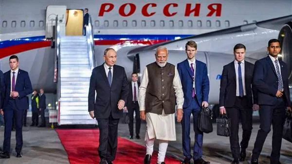 പുടിനെ ആലിംഗനം ചെയ്ത് സ്വീകരിച്ച് മോദി: ഒരു കാറില്‍ യാത്ര: പ്രതിഷേധമറിയിച്ച് രാഹുല്‍ ഗാന്ധി