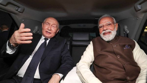 പ്രോട്ടോകോള്‍ 'ലംഘിച്ച്' പുടിനെ സ്വീകരിച്ച് മോദി; ലിമോസിന്‍ ഒഴിവാക്കി യാത്ര: ട്രംപിനുള്ള സന്ദേശം?