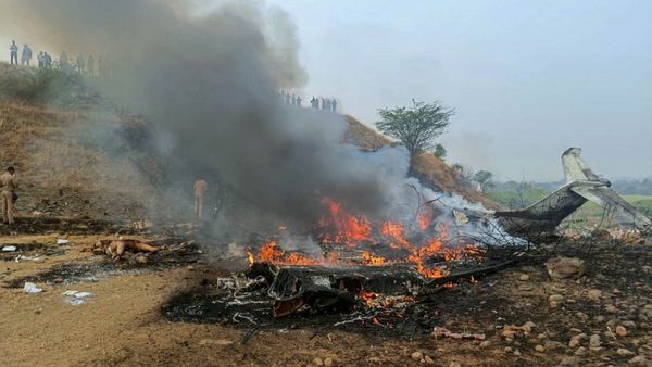 വിമാനം തകര്‍ന്നതെങ്ങനെ? ദൃക്‌സാക്ഷിയുടെ ഞെട്ടിക്കുന്ന വെളിപ്പെടുത്തല്‍! 'നിലംപതിച്ച വിമാനം പൊട്ടിത്തെറിച്ചു'
