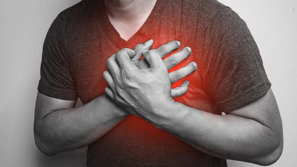 ഒറ്റയ്ക്കായിരിക്കുമ്പോൾ ഹൃദയാഘാതം വന്നാൽ? ജീവൻ രക്ഷിക്കാൻ ഈ 6 കാര്യങ്ങൾ ചെയ്യാം