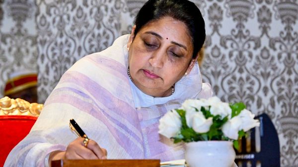 സുനിത്ര പവാര്‍ മഹാരാഷ്ട്ര ഉപമുഖ്യമന്ത്രി; രണ്ടു വകുപ്പുകള്‍ കുറഞ്ഞു, അറിഞ്ഞില്ലെന്ന് ശരദ് പവാര്‍