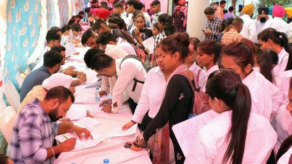 വൻ തൊഴിൽ മേള; വിദേശത്തും സ്വദേശത്തും ജോലി നേടാൻ സുവർണ്ണാവസരം!